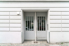 Edificio blanco con puerta doble blanca