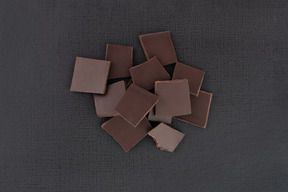 Cioccolato fondente schiantato su sfondo nero