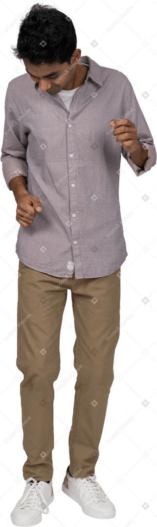 Hombre en ropa casual caminando