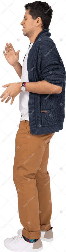 Uomo in abiti casual in piedi