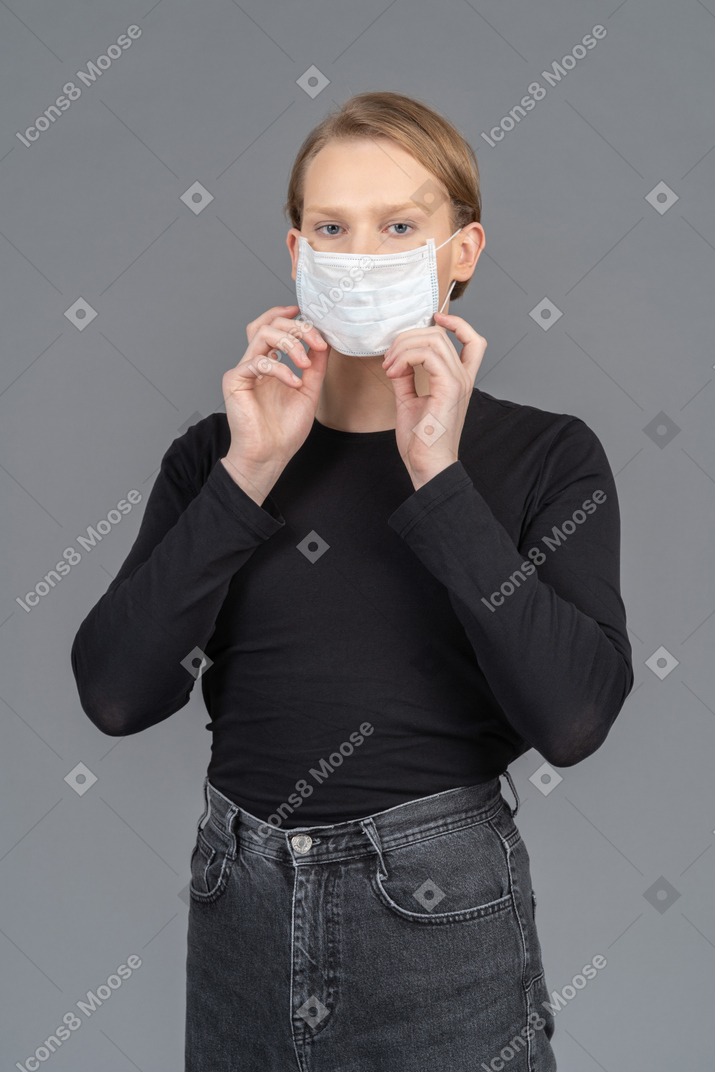 Person mit medizinischer maske