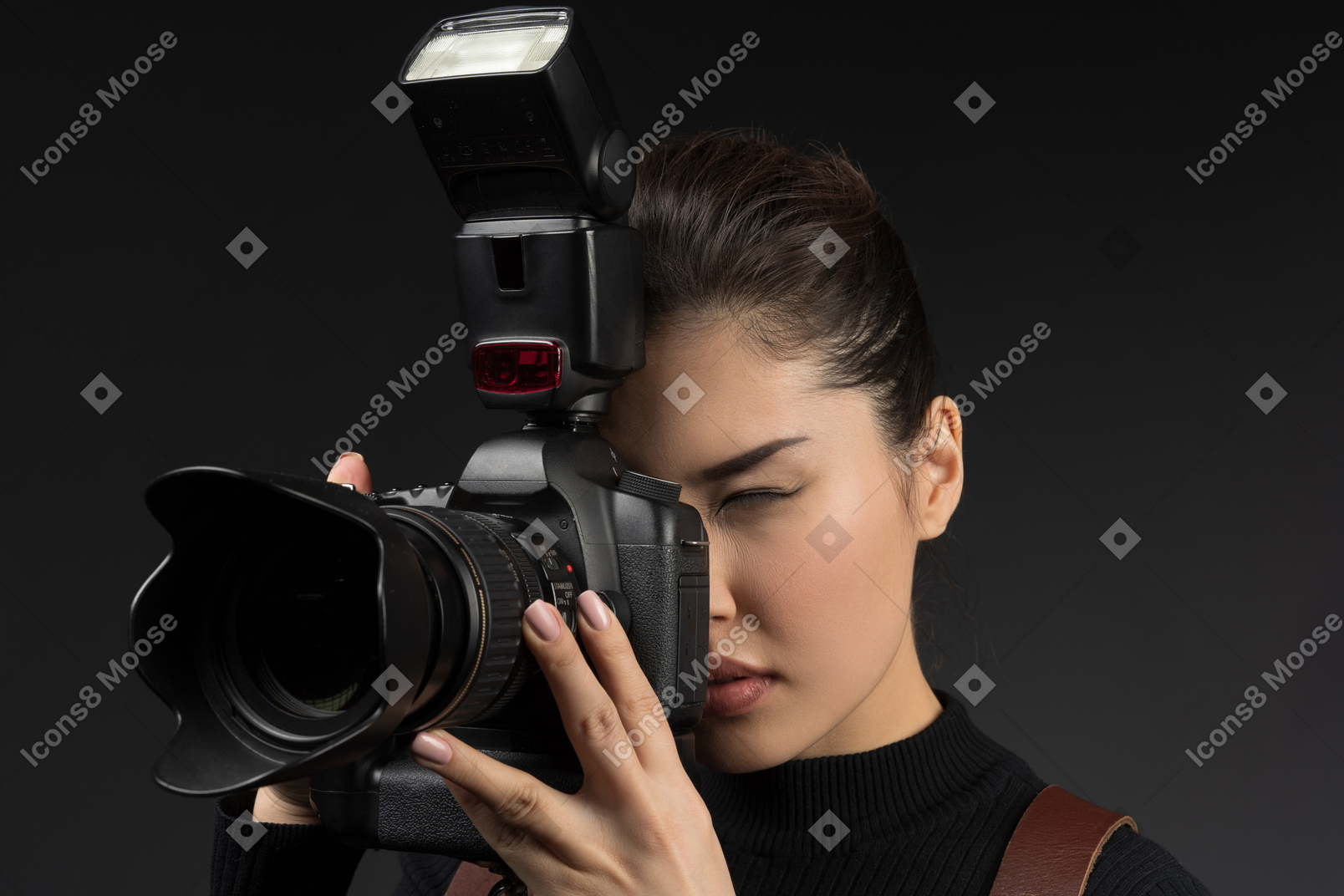 Mujer joven tomando fotos