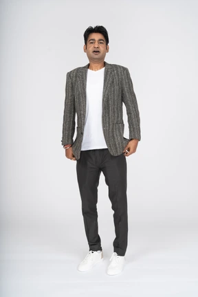 Uomo in tuta in piedi