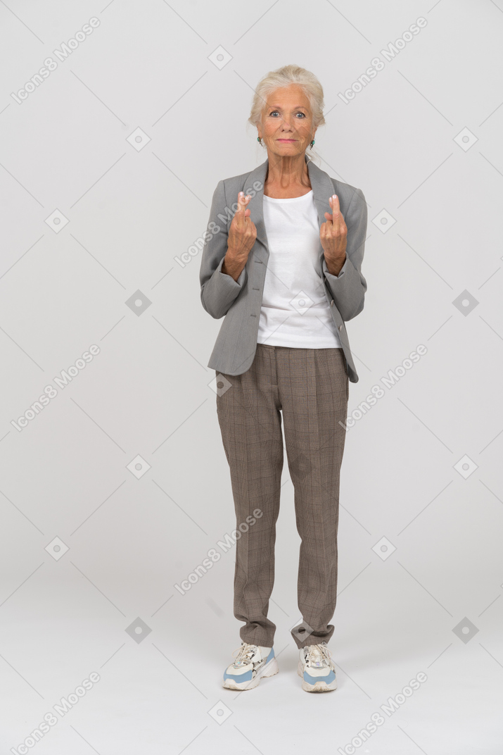 Vista frontal de uma senhora apontando para cima com os dedos