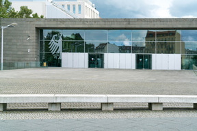 Gebäude mit breiten fenstern