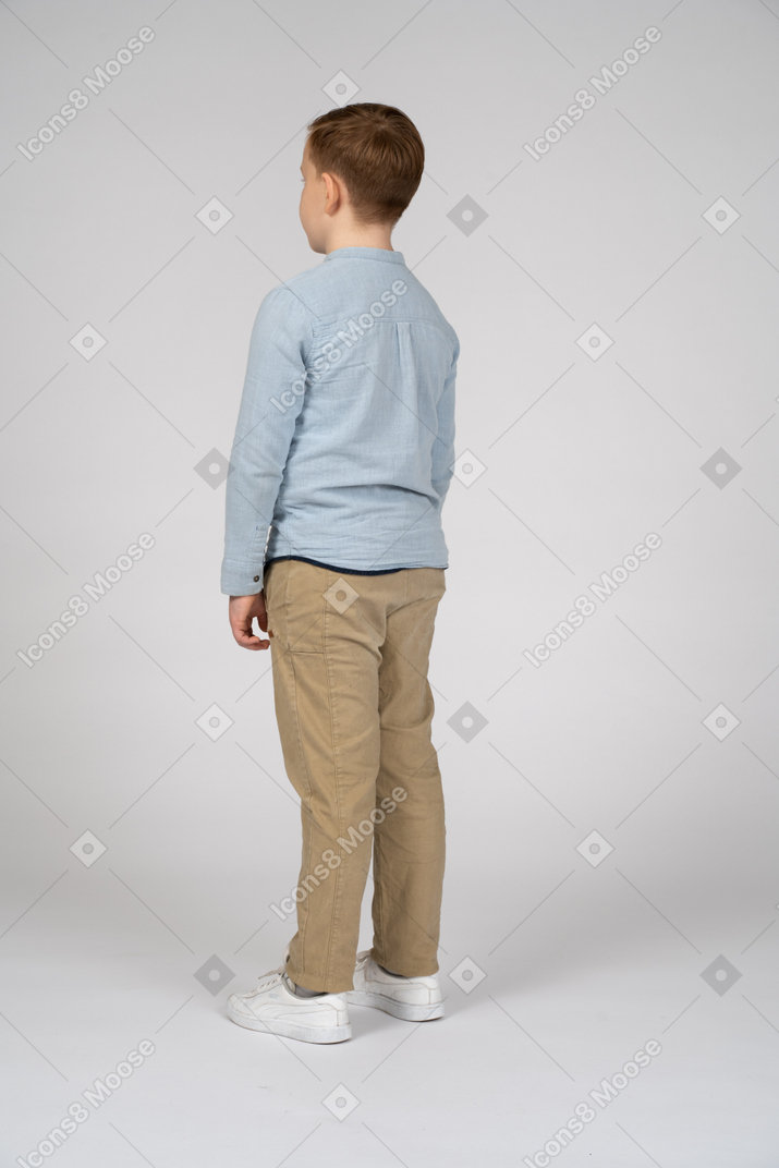 Vista di tre quarti di un ragazzo in abiti casual