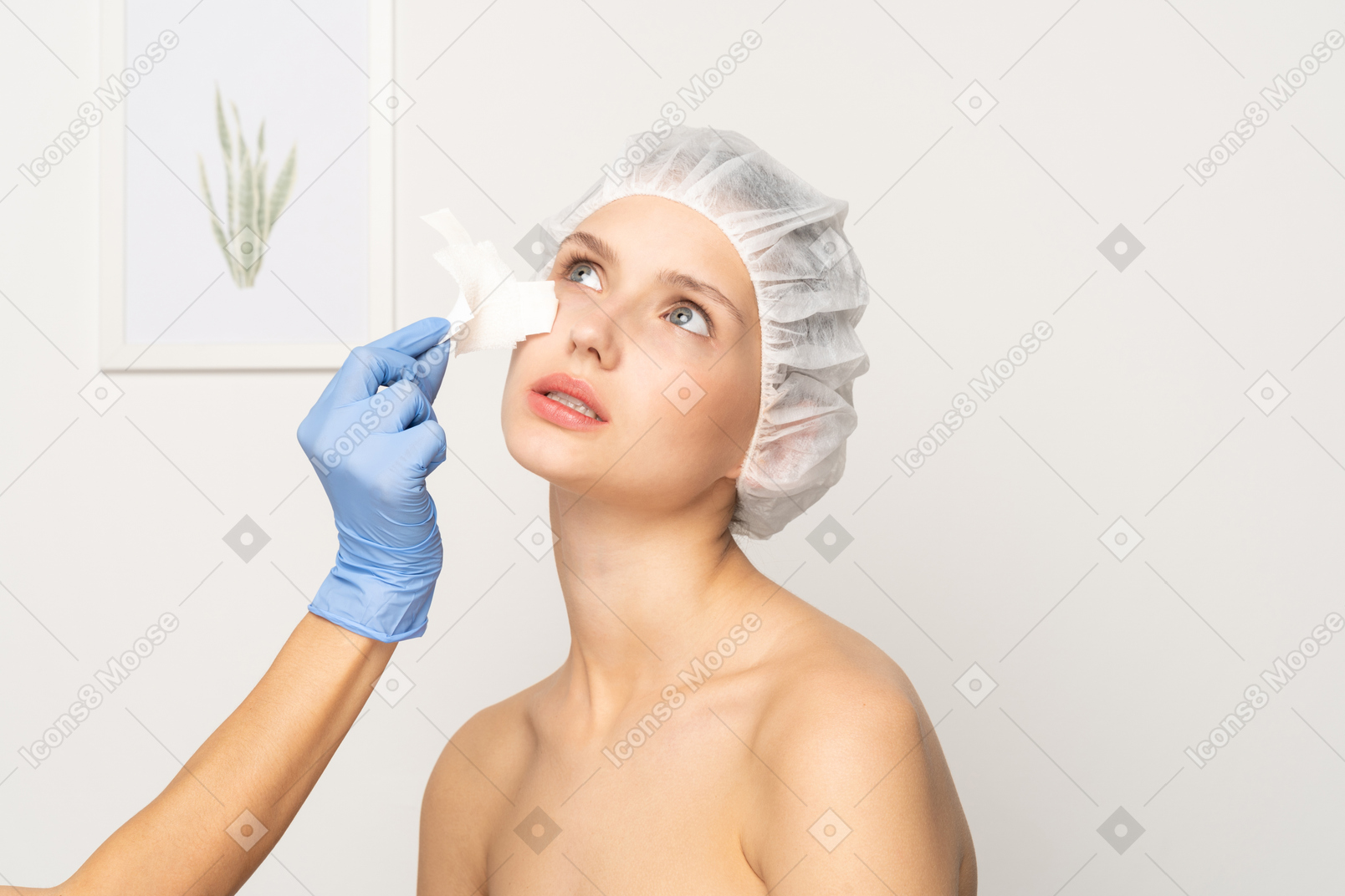 Médico quitando el parche médico de la nariz de una mujer joven