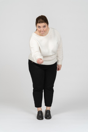 Vista frontal de uma mulher gorda em roupas casuais