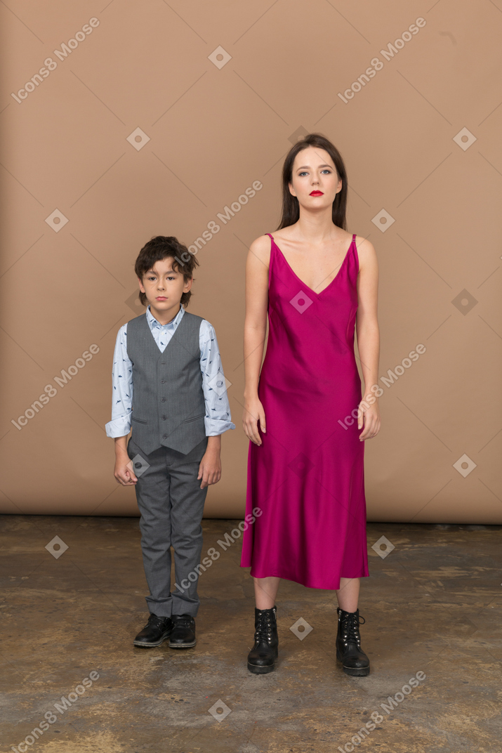 Vue de face d'un garçon en veste de costume et jeune femme