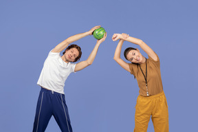 Atractiva pareja haciendo un ejercicio juntos