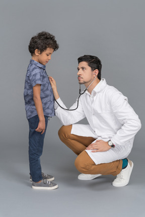 Niño enfermo y doctor