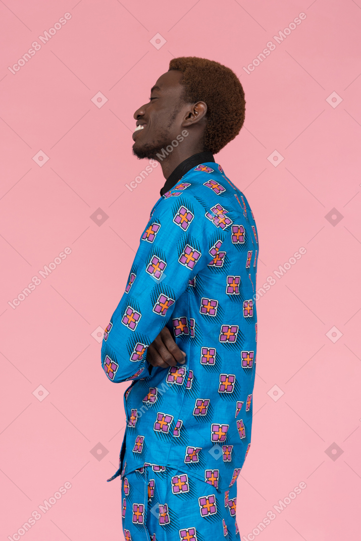 Черный мужчина в синей пижаме улыбается