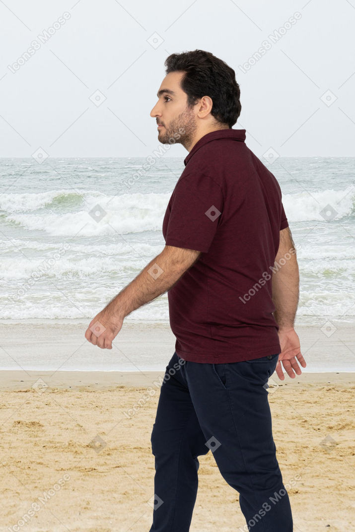 Homem caminhando ao longo da costa