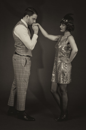 Джентльмен целует женскую руку