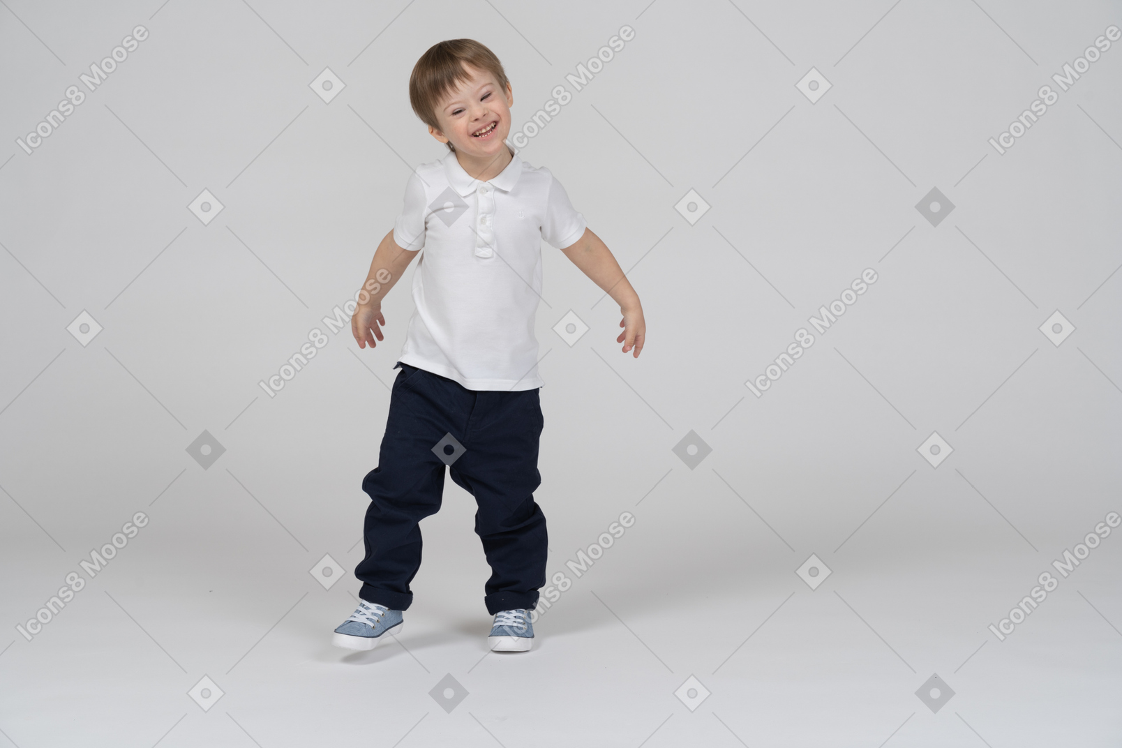 Bambino felice che cammina e fa oscillare le braccia