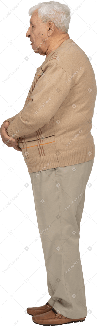 Seitenansicht eines alten mannes in freizeitkleidung mit zunge