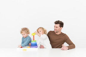 Padre jugando con sus dos hijos