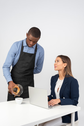 Donna di affari attraente che lavora al caffè