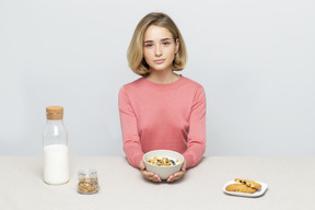 Kekse und müsli sind das perfekte frühstück