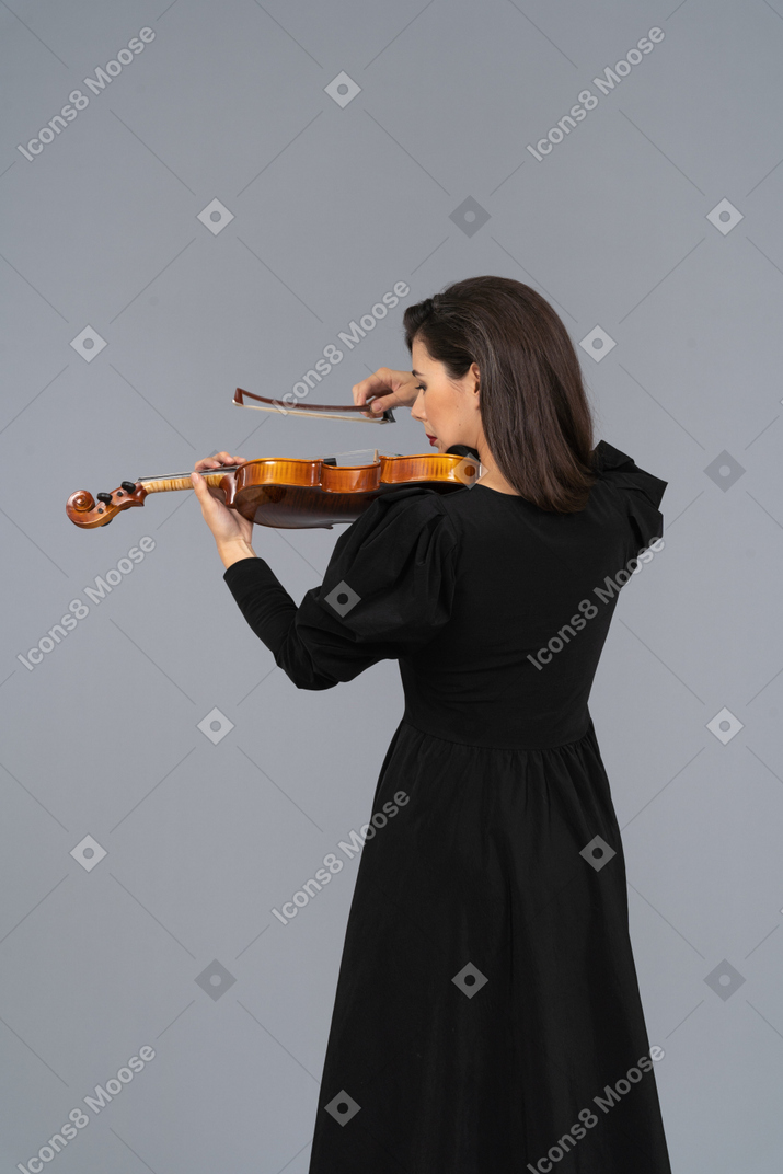Gros plan, de, a, jeune, femme émotive, dans, robe noire, jouer violon