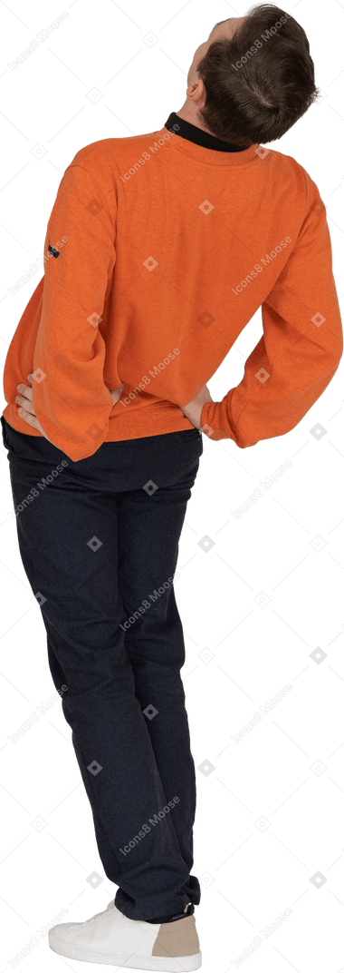 Joven en sudadera naranja de pie