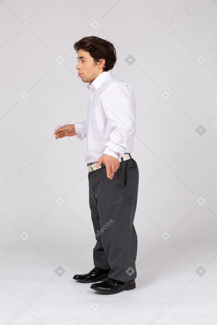 Вид в профиль молодого человека в формальной одежде с распростертыми объятиями