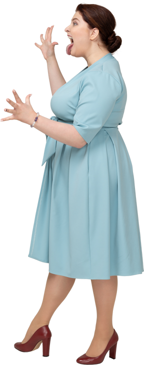 一个穿着蓝色裙子的女人的侧视图
