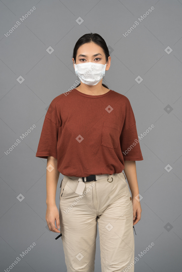 フェイスマスクを着た若い女性