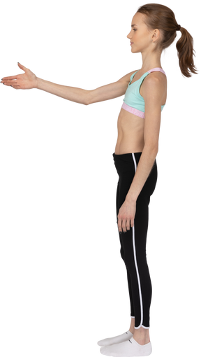 Vista posterior de tres cuartos de una jovencita en ropa deportiva extendiendo la mano