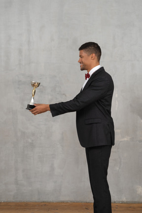 Hombre de traje presentando un premio