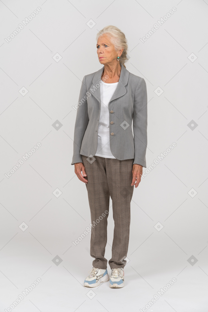 一个穿着西装的悲伤老妇人的前视图
