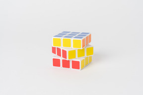 Un cube de rubik se trouvant sur un fond blanc uni