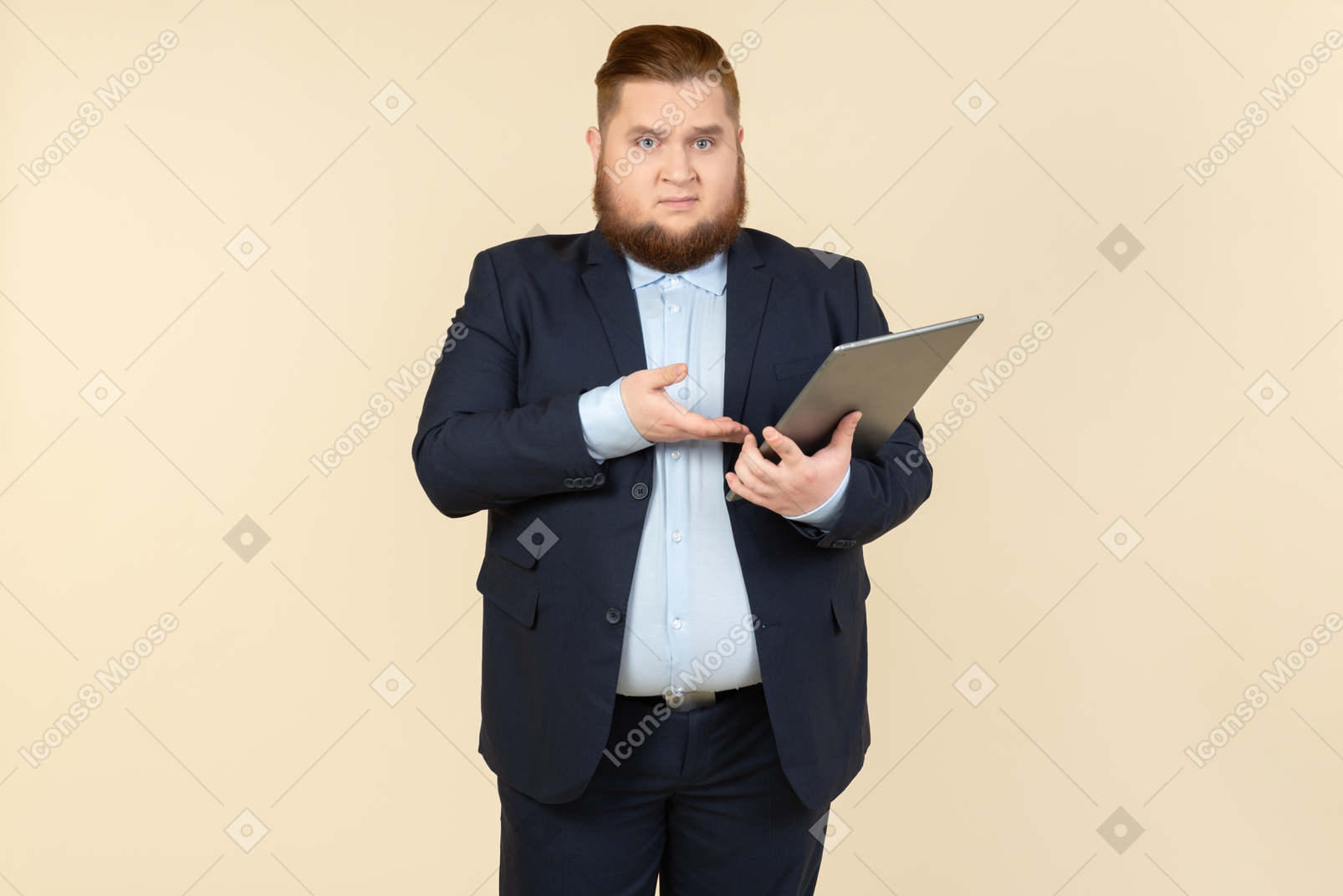 Parece que un joven oficinista con sobrepeso no obtiene algo y sostiene una tableta digital