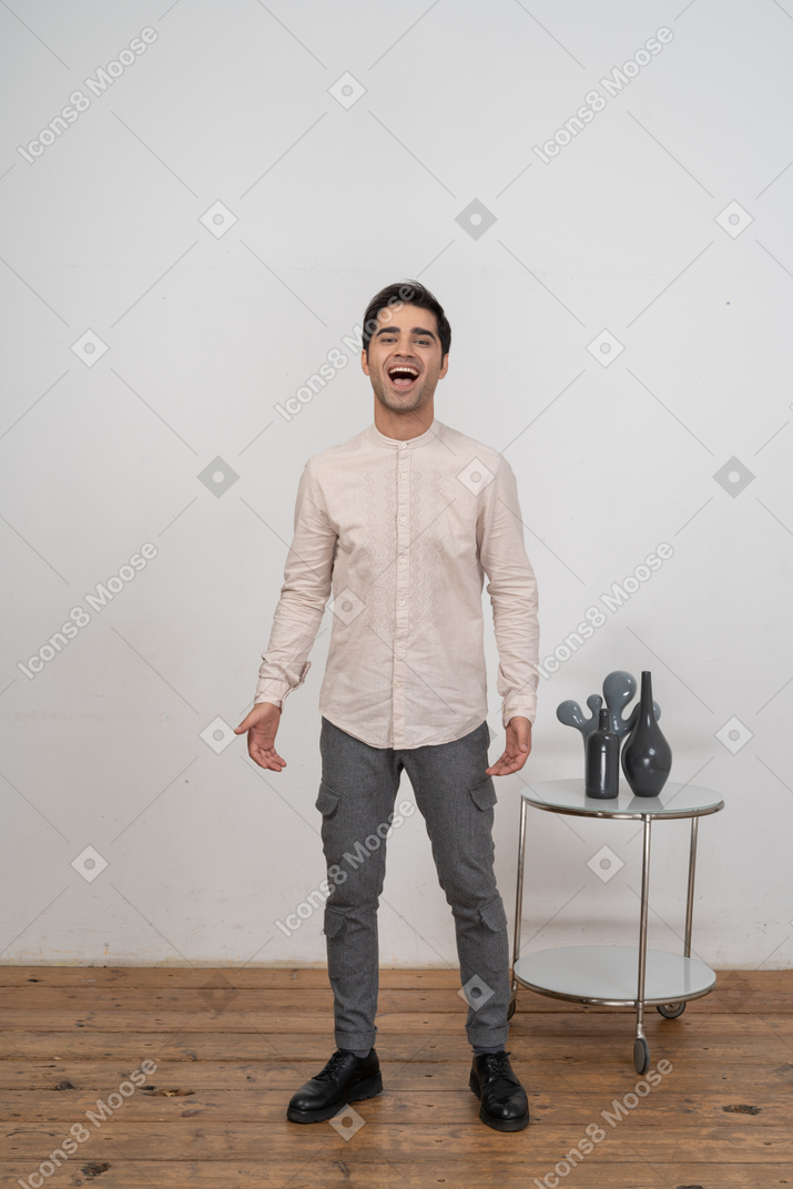 Vista frontale di un uomo felice in abiti casual