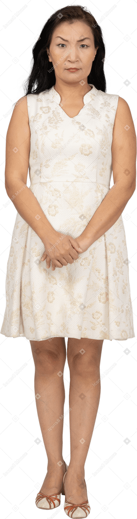 Frau im schönen kleid stehend