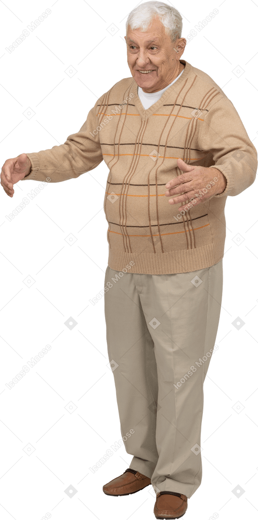 Vorderansicht eines glücklichen alten mannes in freizeitkleidung, der mit ausgestreckten armen steht