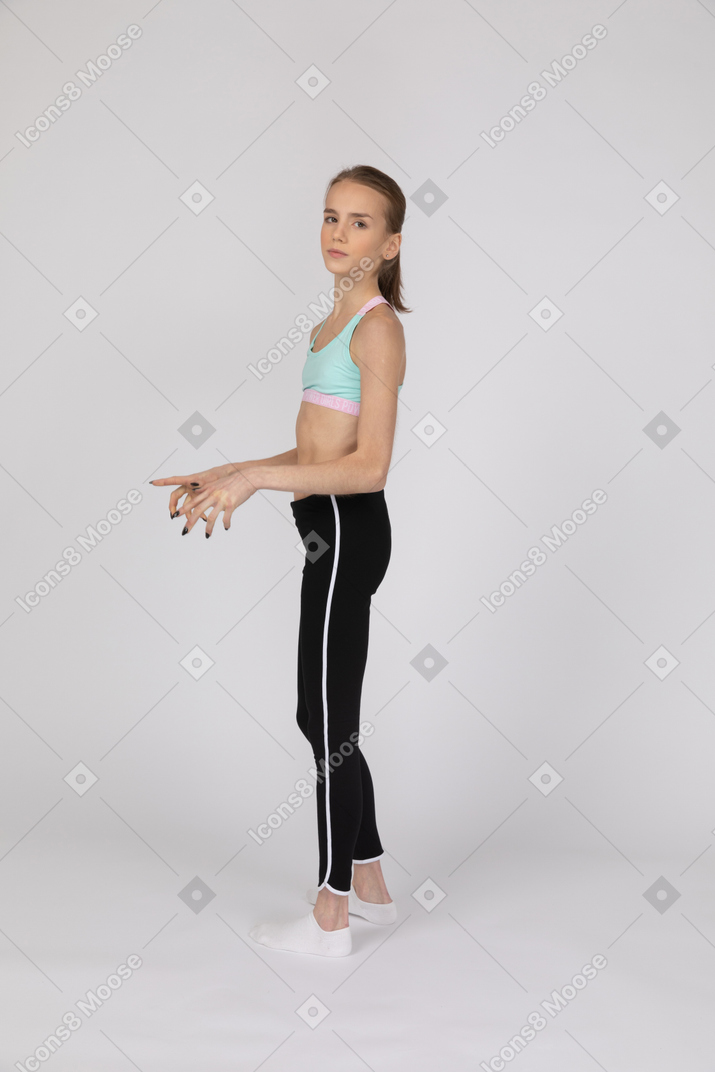 Vista lateral de uma adolescente em roupas esportivas