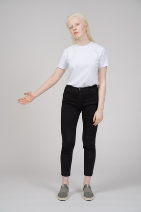 Vista frontal de una niña levantando el brazo izquierdo