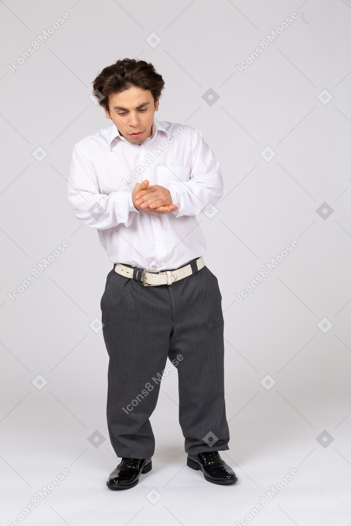 Вид спереди человека в формальной одежде, потирающего руки