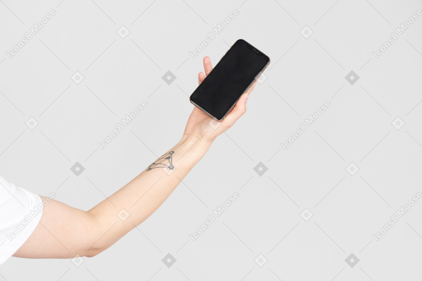 Mãos femininas segurando o smartphone