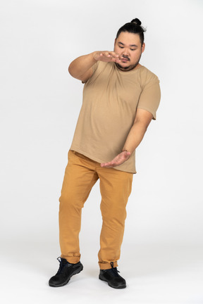 Jeune, homme asiatique, projection, taille, à, tendu, mains