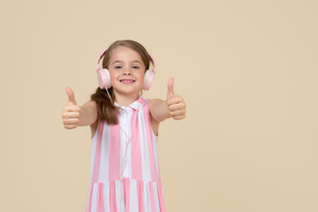 Niña linda en auriculares