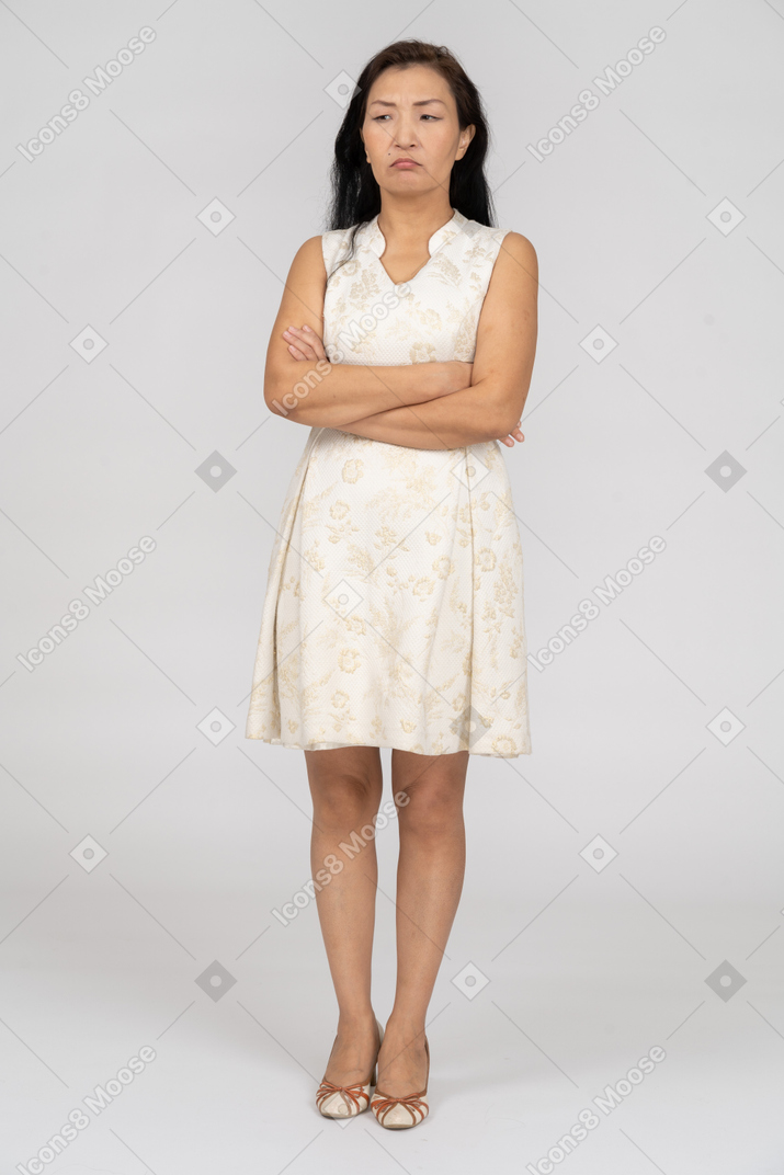 Женщина в белом платье стоит