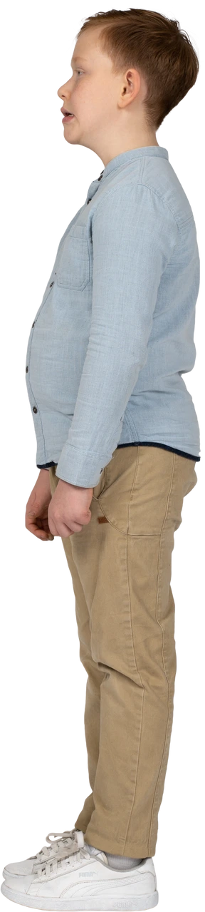 Vista laterale di un ragazzo carino che fa facce