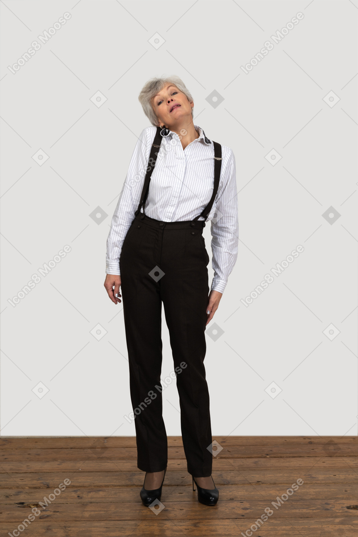 一位老不高兴女性在办公室衣服感到不适的前视图