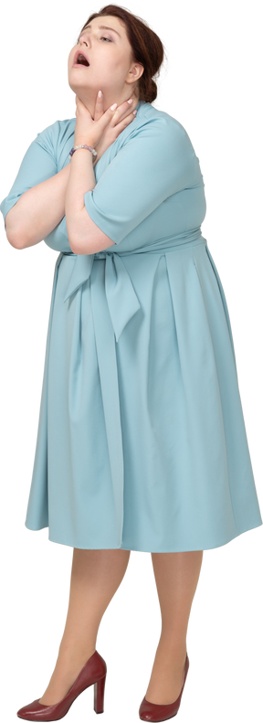Vista frontale di una donna in abito blu che si soffoca
