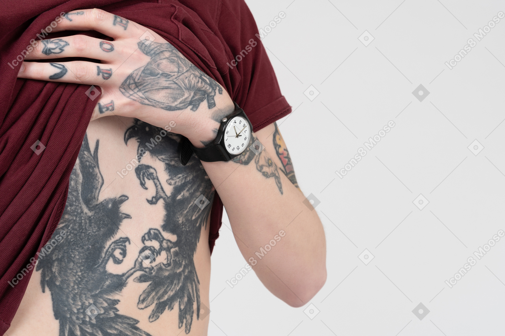 Demonstrando abdômen tatuado