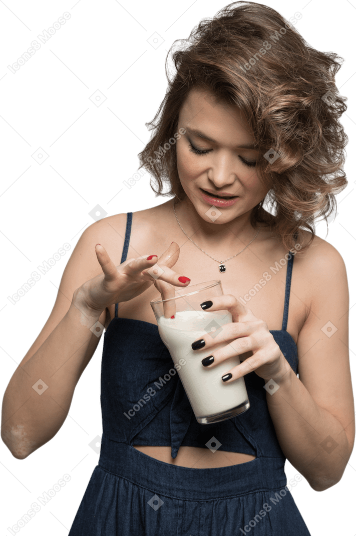 Carino giovane donna sorseggiando latte