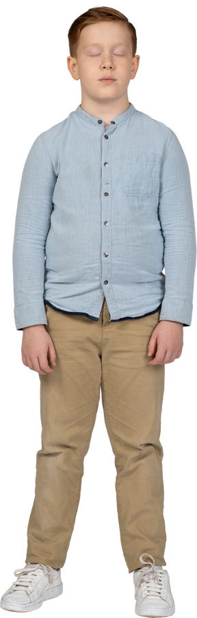Vista frontal de un niño con ropa informal