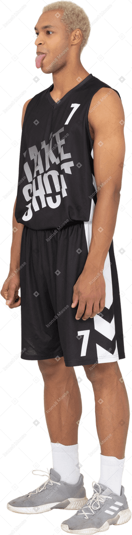 Dreiviertelansicht eines jungen männlichen basketballspielers mit zunge